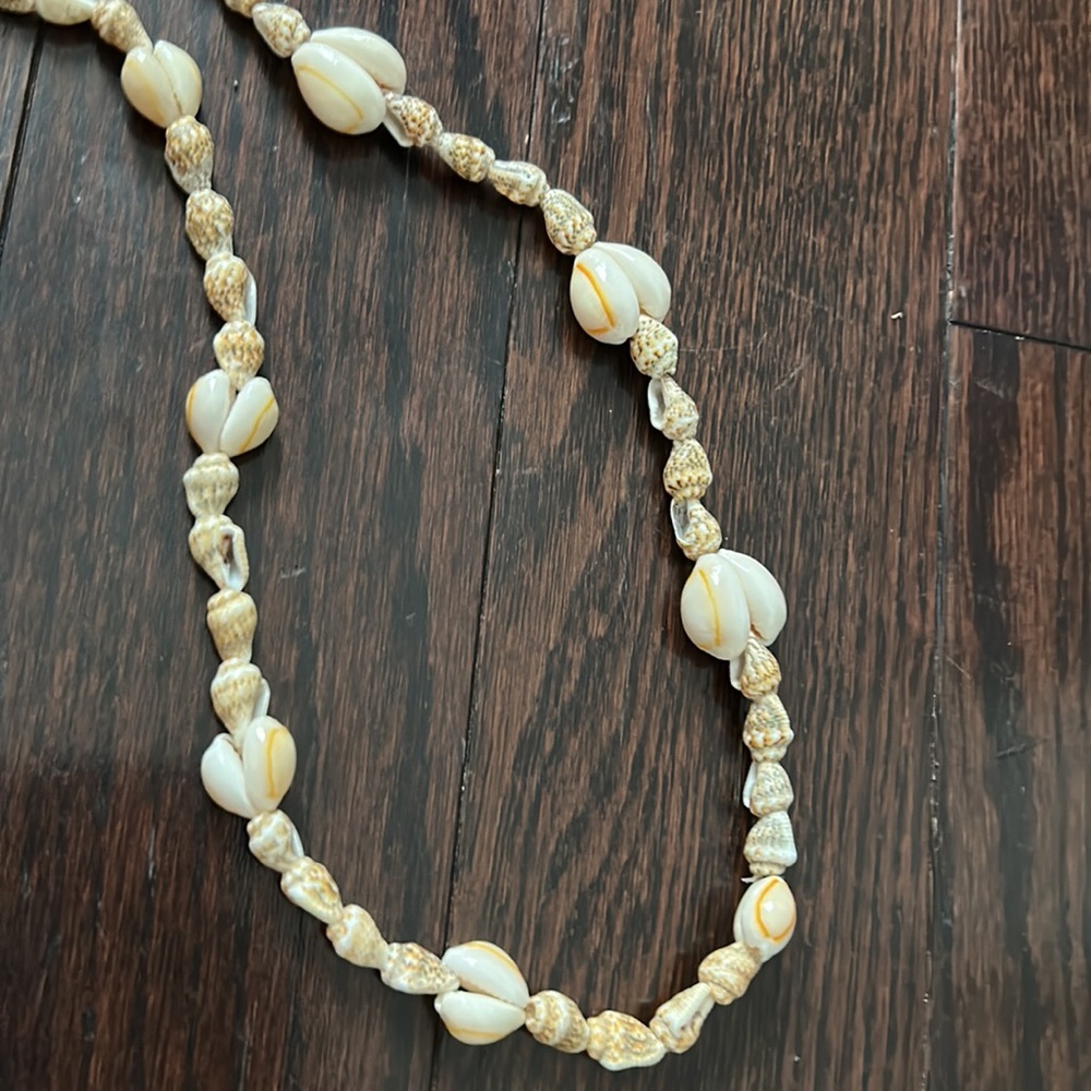 Long shell necklaces - Picture 3 of 4